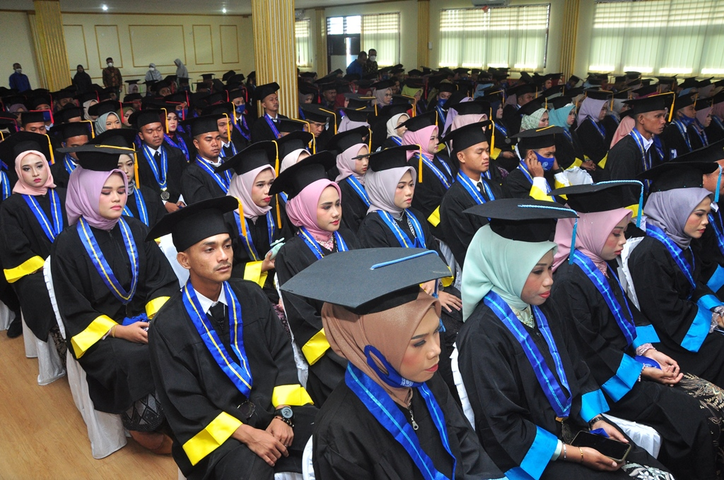 Mahasiswa Wisuda Universitas Indonesia Merayakan Kelulusan